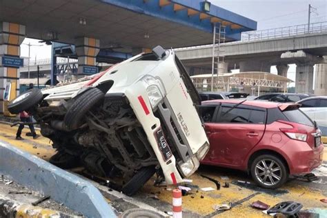 kecelakaan di pintu tol halim